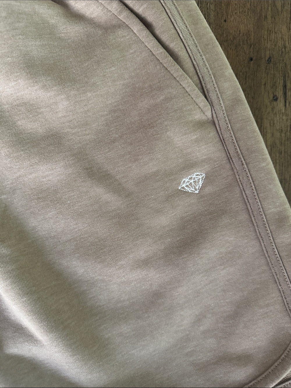 Diamond Supply Co. Men’s Shorts in Beige with White Diamond Logo Size Small